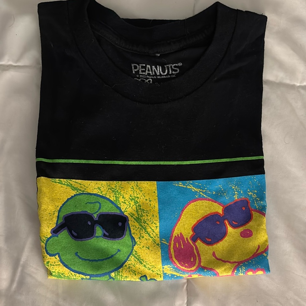 Used PEANUTS themed T-shirt.